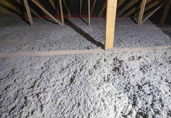 Papiruldsisolering – Den komplette guide (pris, forbrug, fordele & indblæsning)